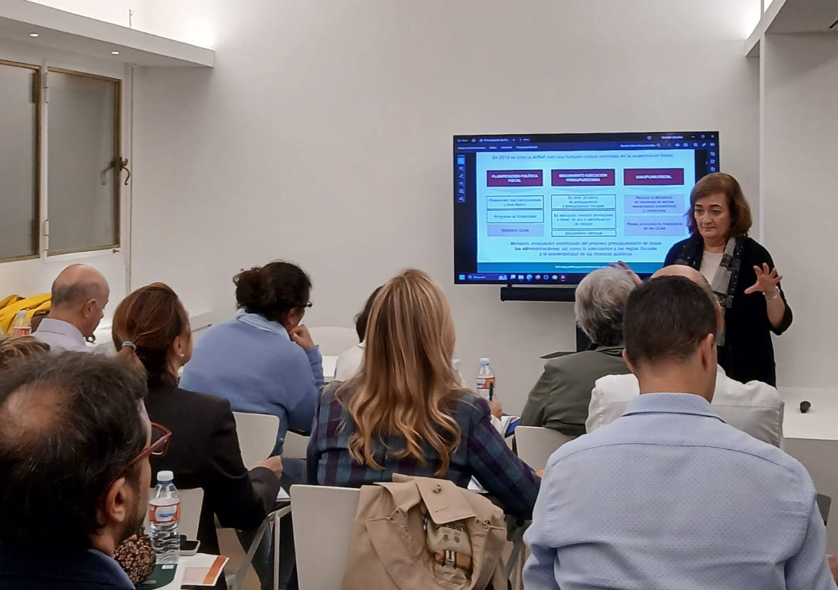 Cristina Herrero impartiendo un curso en la Fundación Gaspar Casal