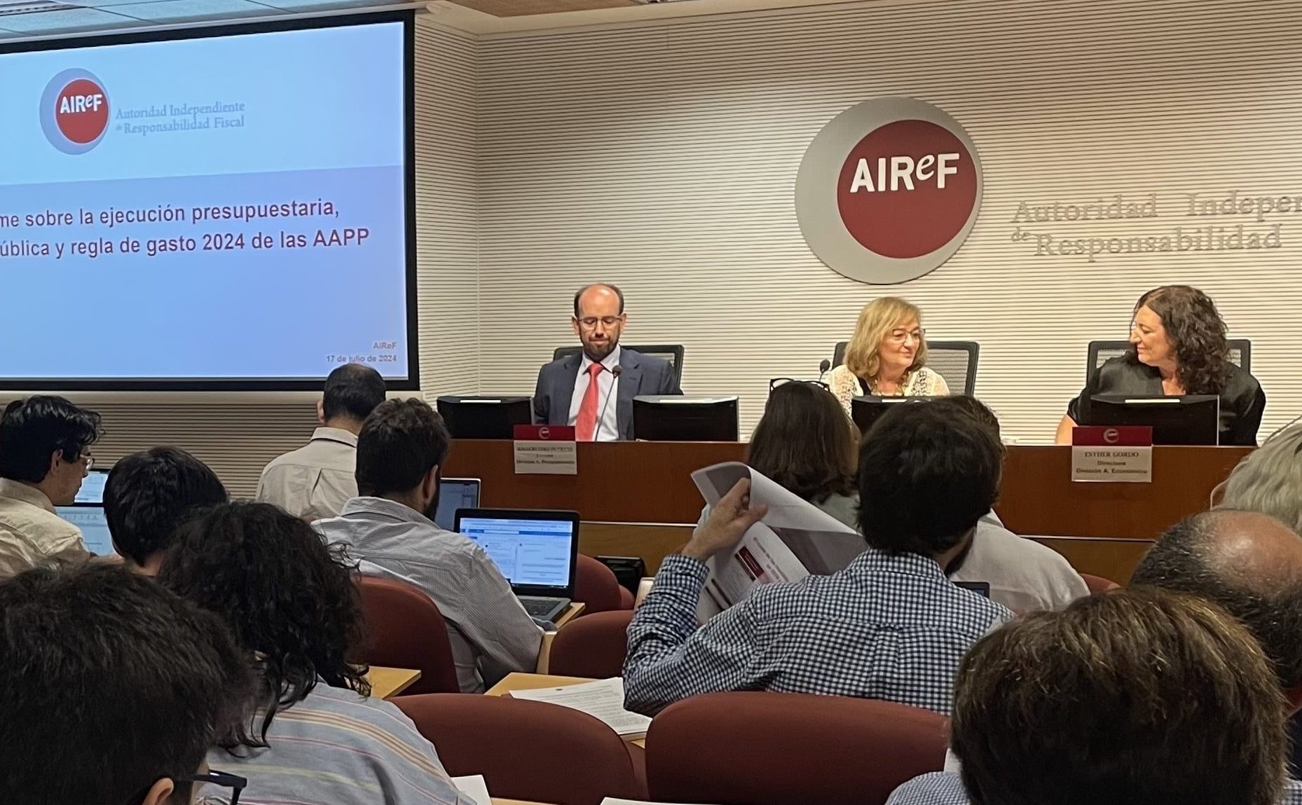 Rueda de prensa en la AIReF